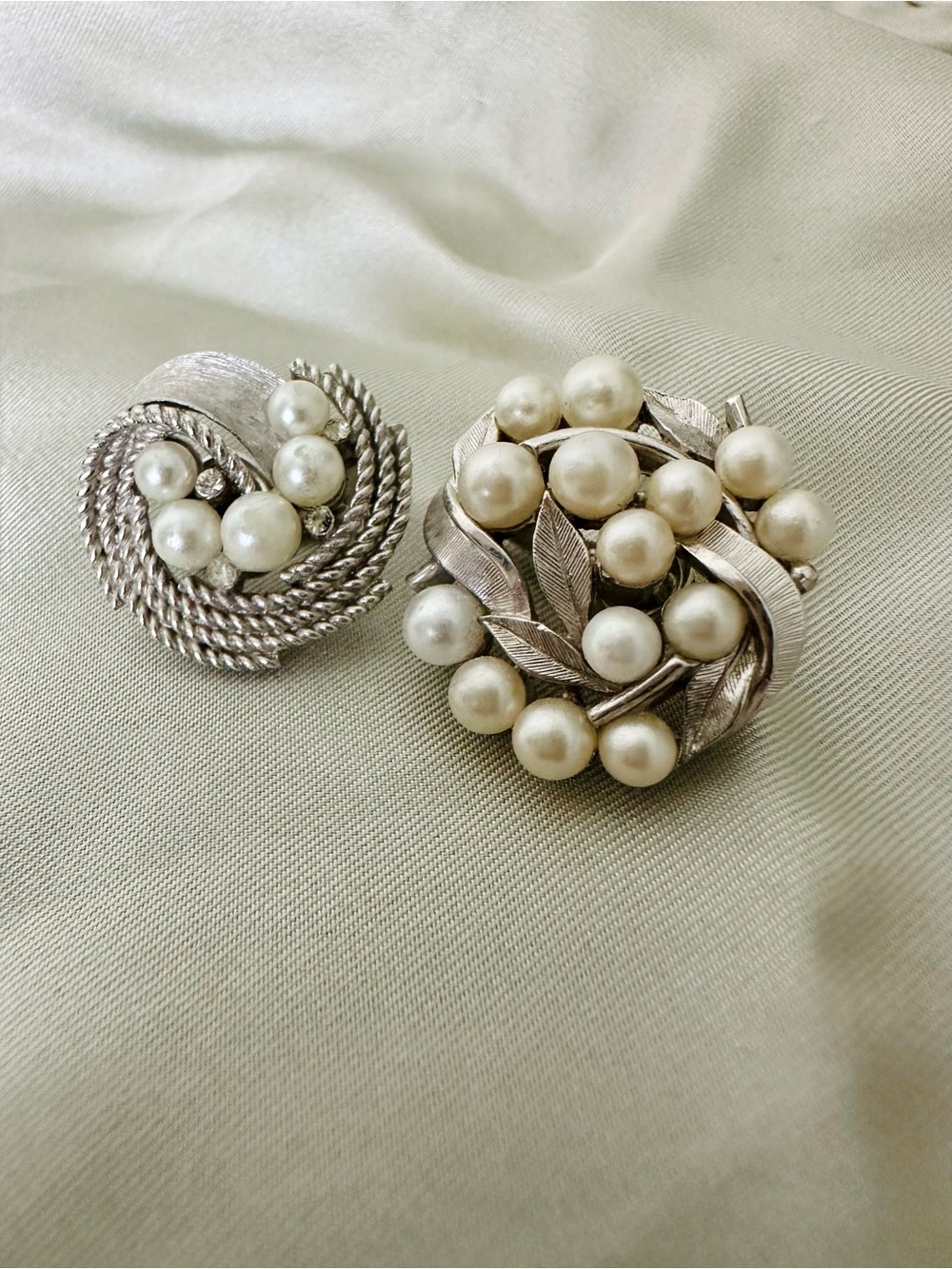 Vintage CROWN TRIFARI Mismatched Faux Pearl & Stone 1” Clip-On Earrings - Picture 7 of 8